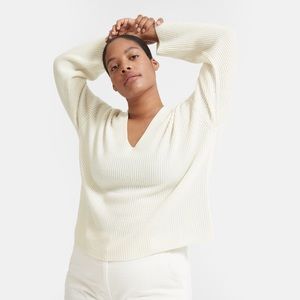 Everlane Cashmere V neck Ribbed Sweater in white ivory color